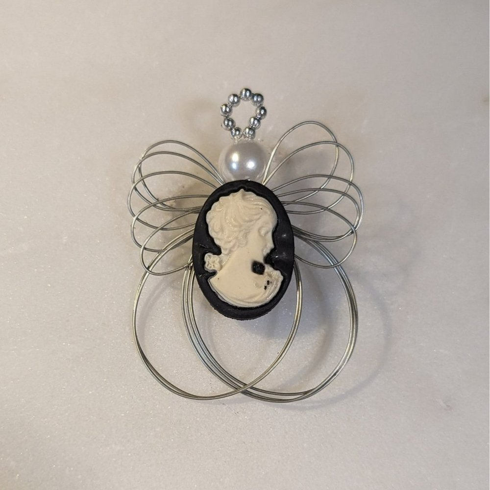 Vintage Wire Angel Brooch /‎ Pin With Black & White Cameo
